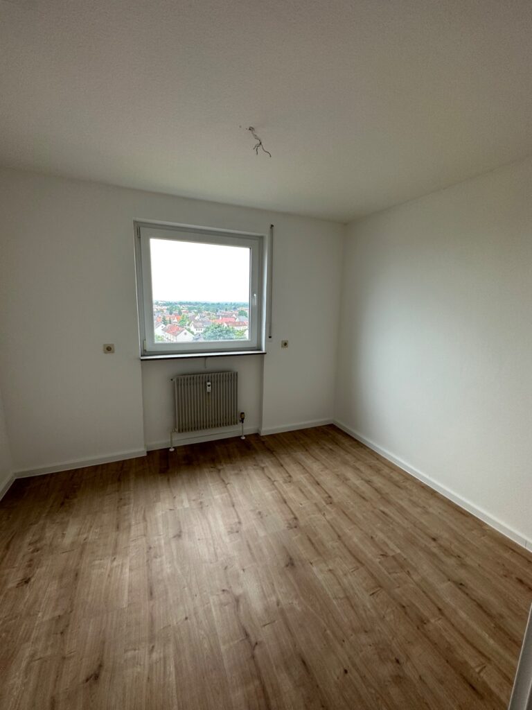 Helles Schlafzimmer nach Wand- und Bodenarbeiten