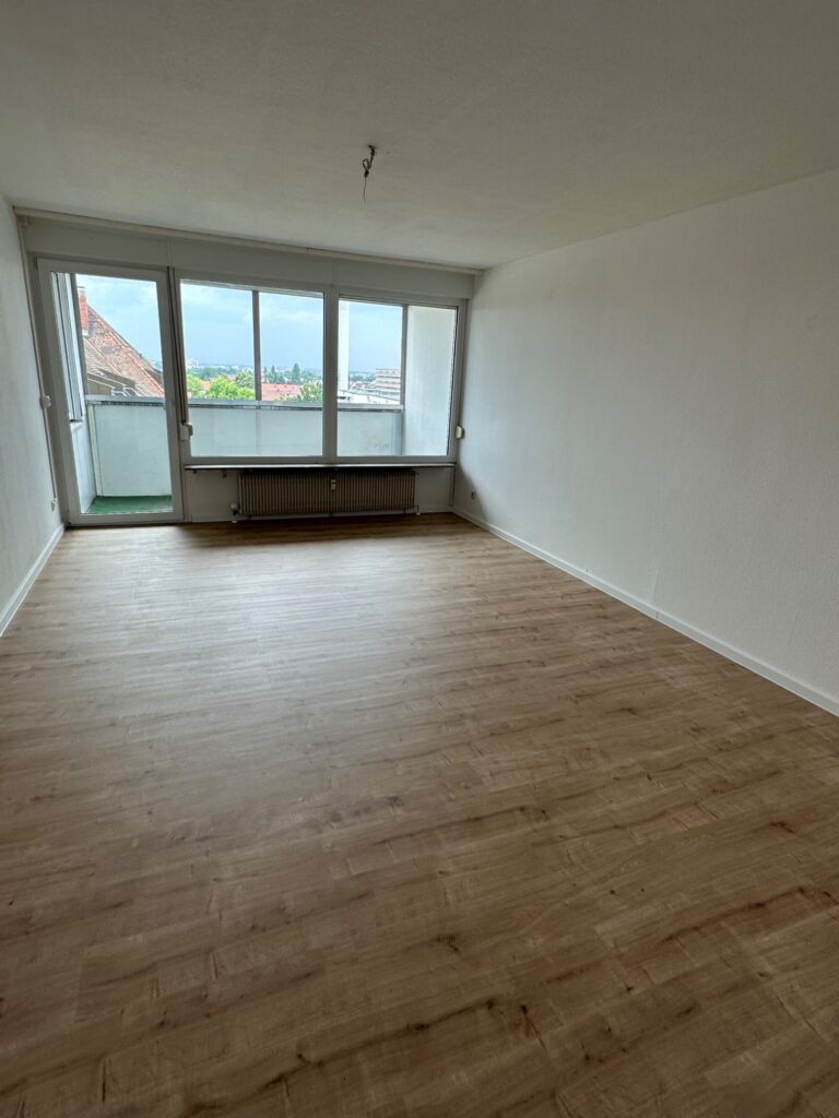 Heller Wohnraum nach der dokumentierten Wohnungsrenovierung