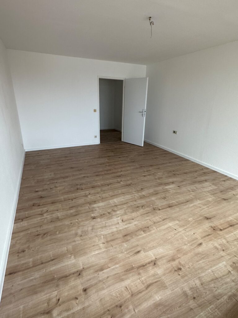Renovierter Wohnraum mit Blick in Richtung Flur