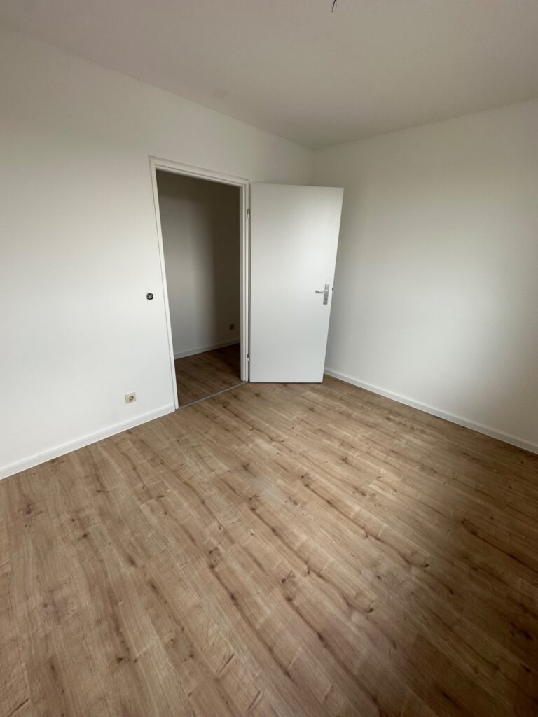 Kleiner renovierter Raum mit Blick zur Tür