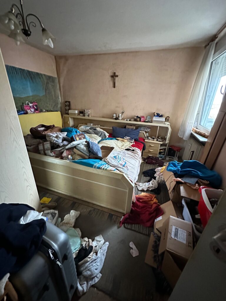 Vollgestelltes Schlafzimmer vor der Renovierung