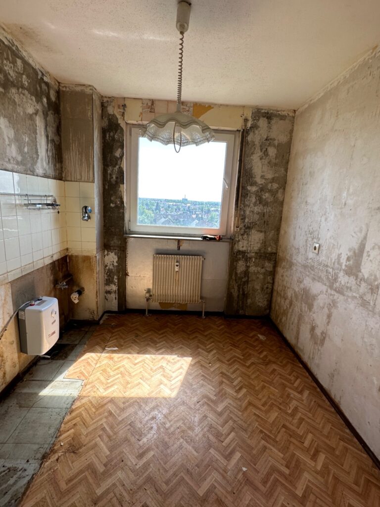 Küche nach dem Ausbau der Einrichtung und beim Entfernen der Wandbeläge