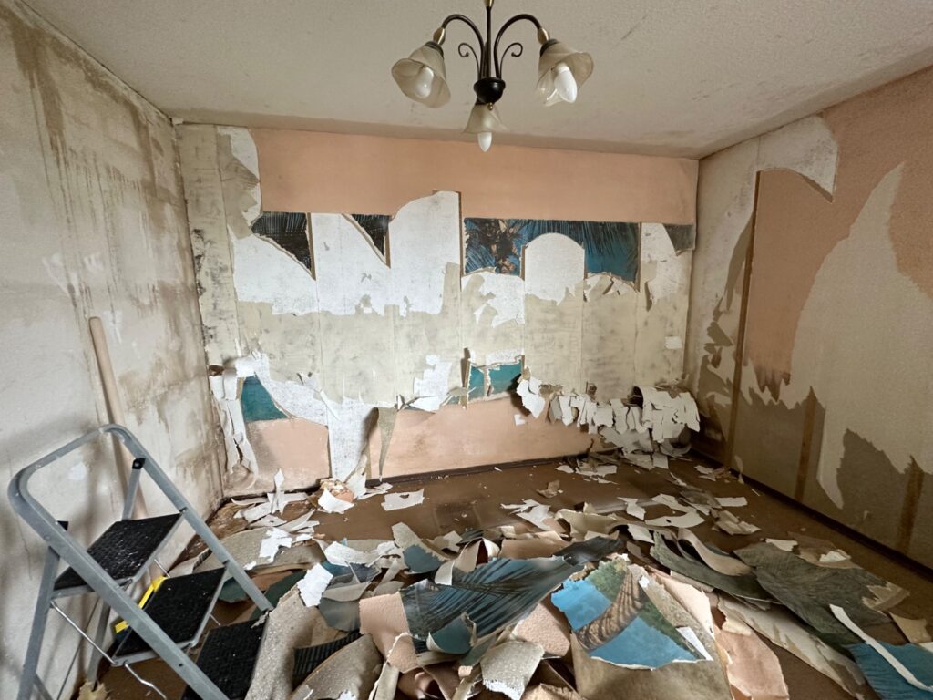 Entfernen der alten Wandbekleidung im Wohnraum
